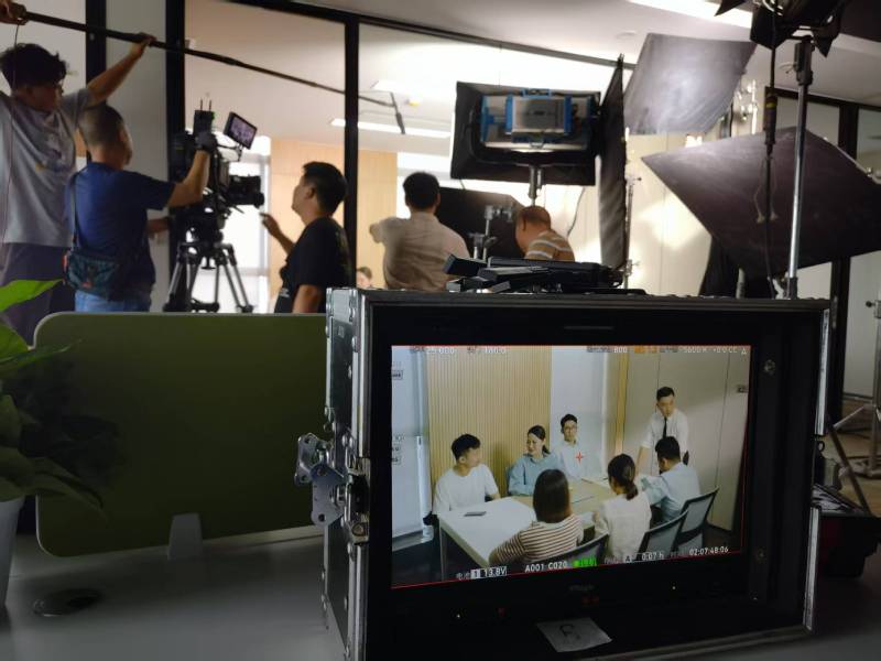 中原区TVC拍摄公司：科技产品视觉化大师，诠释未来感与功能美学